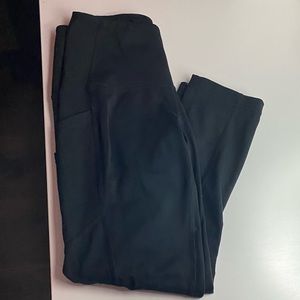Used black leggings. The brand is yogalicious. There’s size small.